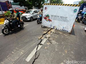 Hati-hati, Ada Jalan Retak di Kawasan Hayam Wuruk Jakarta Hati-hati, Ada Jalan Retak di Kawasan Hayam Wuruk Jakarta