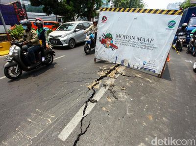 Hati-hati, Ada Jalan Retak di Kawasan Hayam Wuruk Jakarta