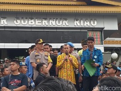 Temui Mahasiswa Demo, Kapolda Riau Janji Usut Pelaku Pembakaran Hutan