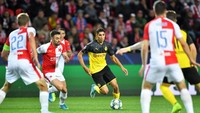 Pemain pinjaman Real Madrid Achraf Hakimi mengisi posisi delapan dalam daftar ini. Bek sayap yang juga bisa dimainkan sebagai winger ini sudah selalu tampil di 18 pertandingan Borussia Dortmund musim ini, mencetak enam gol. Nilainya diperkirakan mencapai 39 juta euro. (Foto: Sebastian Widmann / Getty Images)