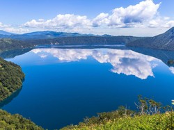 Danau Terjernih di Jepang yang Tak Bisa Disentuh