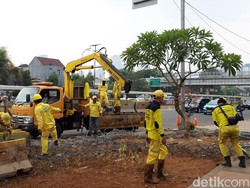 Pemprov DKI Angkut Beton Bekas Penutup Jalan Gatot Subroto Depan DPR