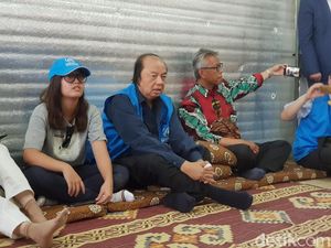 Saat Orang Terkaya RI Sulap Amplop di Depan Anak Pengungsi Suriah Saat Orang Terkaya RI Sulap Amplop di Depan Anak Pengungsi Suriah