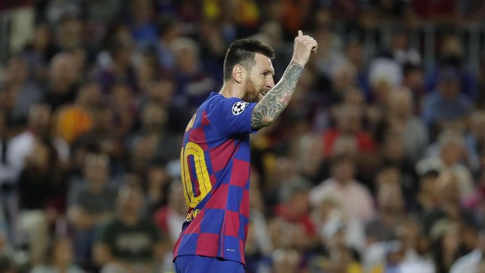 Barcelonas Lionel Messi waves to the fans during the group F Champions League soccer match between F.C. Barcelona and Inter Milan at the Camp Nou stadium in Barcelona, Spain, Wednesday, Oct. 2, 2019. Barcelona won 2-1. (AP Photo/Emilio Morenatti)