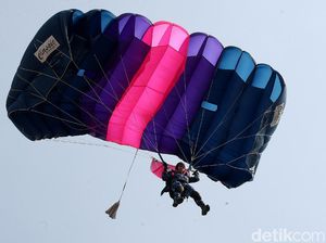 Happy Landing! Kerennya Atraksi Terjun Payung TNI