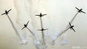 Atraksi Memukau Pesawat Tempur di HUT TNI
