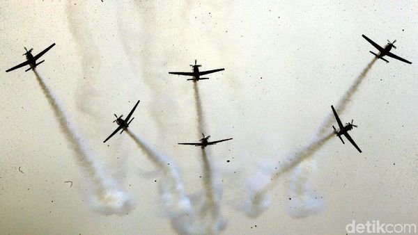 Atraksi Memukau Pesawat Tempur di HUT TNI