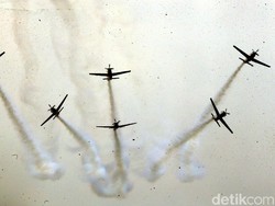 Ribuan Prajurit TNI Unjuk Gigi di Depan Jokowi: Bela Diri hingga Atraksi Udara