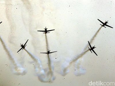 Atraksi Memukau Pesawat Tempur di HUT TNI