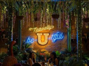 Bisa Nongkrong Cantik di 5 Kafe yang Berhias Lampu Neon