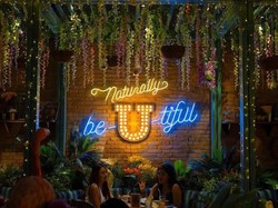 Bisa Nongkrong Cantik di 5 Kafe yang Berhias Lampu Neon