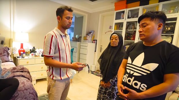 Raffi Ahmad memberikan jam tangan mewah kepada Merry