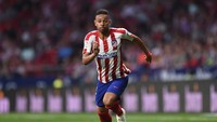 Formasi empat pemain belakang di tim terbaik matchday kedua dilengkapi oleh Renan Lodi. Bek kiri 21 tahun ini tampil menonjol dengan membuat empat tekel dan tiga intersep saat Atletico Madrid menang 2-0 atas Lokomotiv Moskow. (Foto: Denis Doyle/Getty Images)