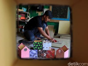 Melihat Pembuatan Kertas dari Pelepah Pisang di Bandung