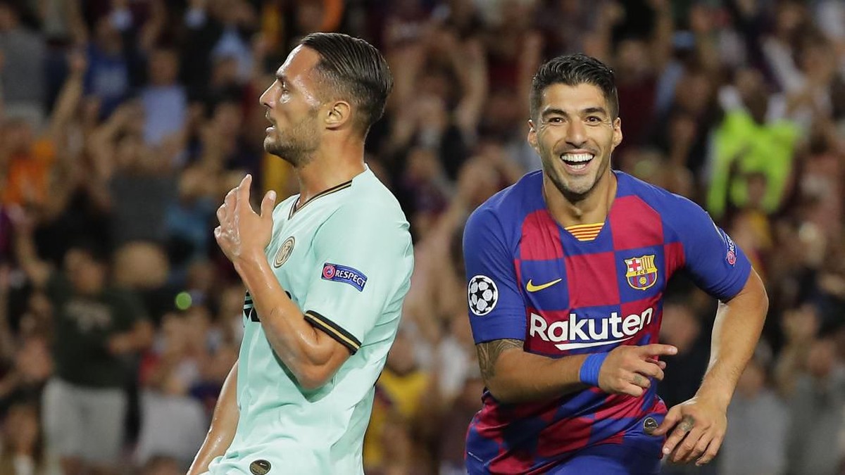 Luis Suarez (kanan) menjadi bintang kemenangan Barcelona atas Inter Milan dengan skor 2-1 di matchday kedua Liga Champions 2019/2020. (Foto: Emilio Morenatti/AP Photo)