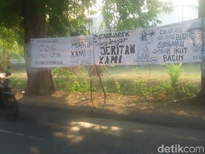 Warga Pasuruan Pasang Spanduk Protes Sungainya Tercemar