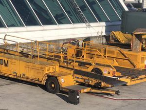 Detik-detik Penumpang Pesawat Saksikan Kopernya Ketinggalan