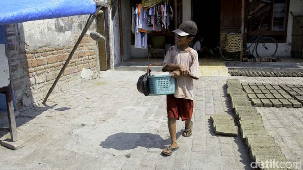 Kisah Endri, Bocah Penjual Kue Keliling untuk Bantu Keluarga