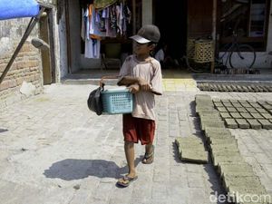 Kisah Endri, Bocah Penjual Kue Keliling untuk Bantu Keluarga