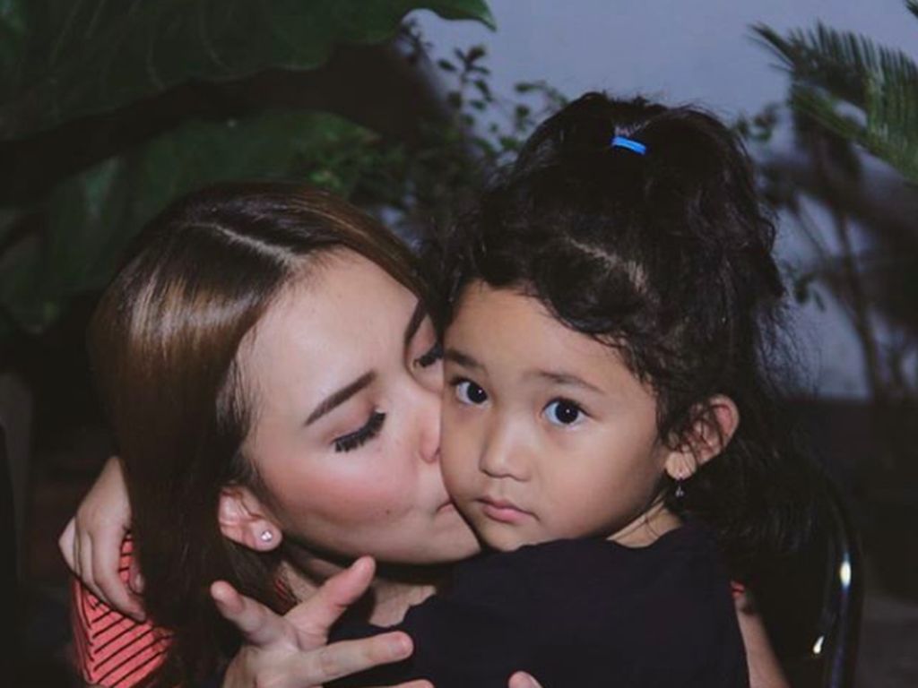 Liburan Hemat Akhir Tahun, Ayu Ting Ting Kabulkan Permintaan Bilqis Liburan Hemat Akhir Tahun, Ayu Ting Ting Kabulkan Permintaan Bilqis