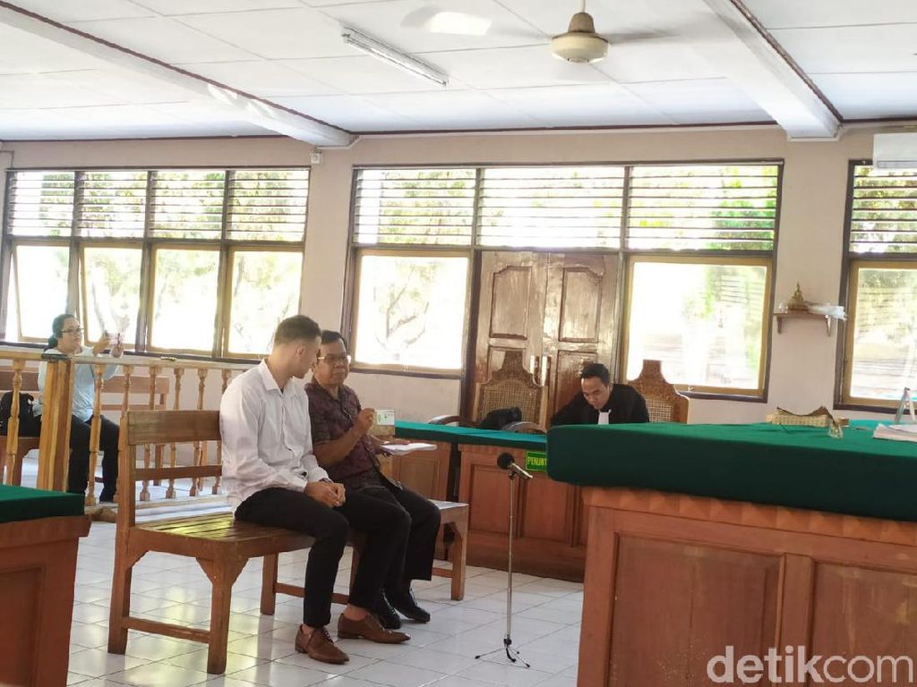 WN Australia Penjambret Turis Belanda di Canggu Bali Dituntut 5 Bulan Bui WN Australia Penjambret Turis Belanda di Canggu Bali Dituntut 5 Bulan Bui