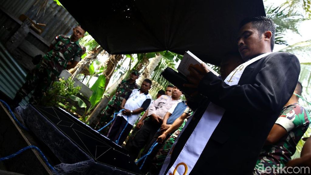 Potret Prosesi Pelepasan Jenazah di Pulau Miangas Potret Prosesi Pelepasan Jenazah di Pulau Miangas