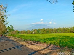 Gunung Lawu Bertopi Awan, BMKG: Cukup Bahaya untuk Penerbangan Rendah