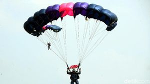 Aksi Keren Para Penerjun Payung di Geladi Bersih HUT TNI