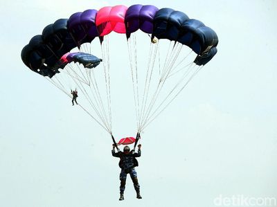 Aksi Keren Para Penerjun Payung di Geladi Bersih HUT TNI