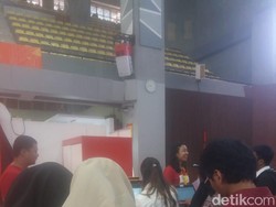 Ribuan Pemburu Kerja Serbu Balairung UI