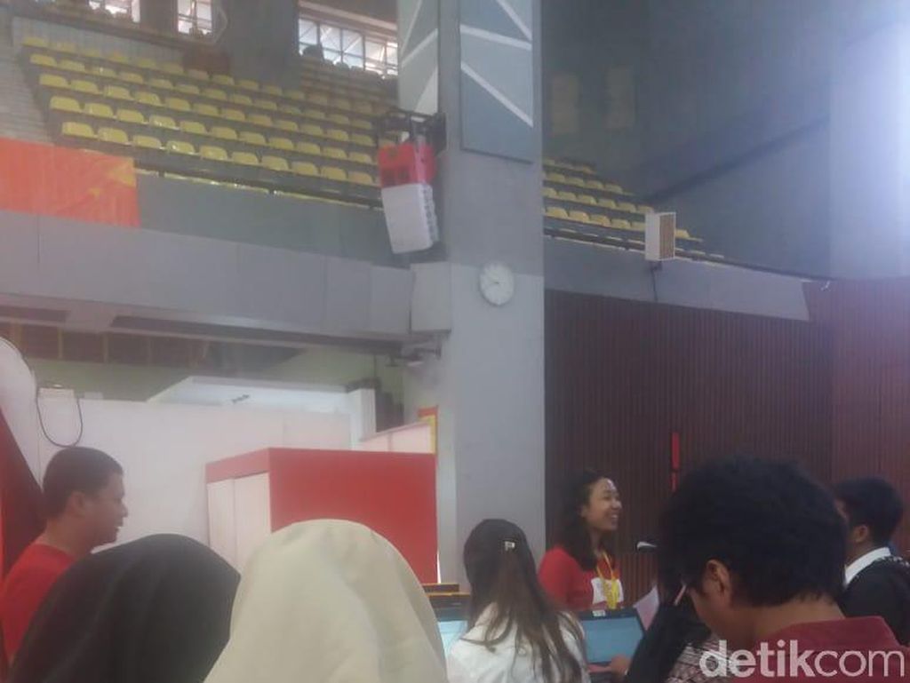 Ribuan Pemburu Kerja Serbu Balairung UI Ribuan Pemburu Kerja Serbu Balairung UI