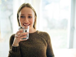 Banyak Minum Air Putih Bisa Bikin Suasana Hati Ceria?