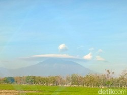 Gunung Lawu Tampak Bertopi Indah Hari ini