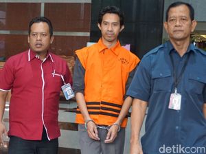 KPK Tahan 3 Tersangka Kasus Pajak Dealer Jaguar-Bentley KPK Tahan 3 Tersangka Kasus Pajak Dealer Jaguar-Bentley