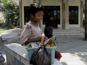 Tentang Endri, Bocah Penjual Kue Keliling yang Ingin Bertemu Ayah