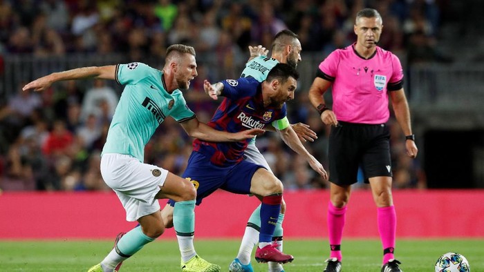 Soccer Football - Champions League - Group F - FC Barcelona v Inter Milan - Camp Nou, Barcelona, Spain - October 2, 2019  Barcelonas Lionel Messi in action with Inter Milans Milan Skriniar and Marcelo Brozovic   REUTERS/Albert Gea