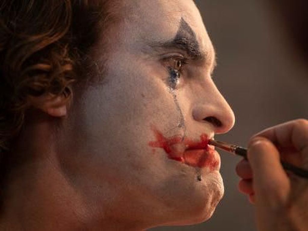 Joaquin Phoenix Rela Belajar Makeup Demi Total Jadi Joker