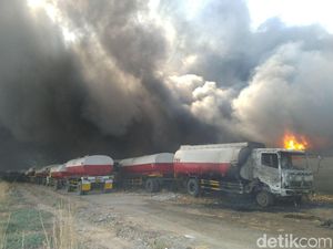 Kebakaran Pabrik Perabotan Rumah Tangga Menjalar ke Garasi, 1 Truk Ludes