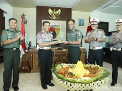 HUT ke-74 TNI, Polda Jatim Kirim 660 Tumpeng