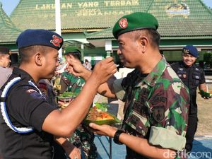 HUT TNI di Bojonegoro, Tentara dan Polisi Saling Suap Nasi Tumpeng