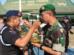 HUT TNI di Bojonegoro, Tentara dan Polisi Saling Suap Nasi Tumpeng