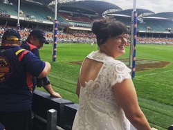 Wanita Ini Pakai Gaun Pernikahannya Setiap Hari Selama Setahun Demi Irit