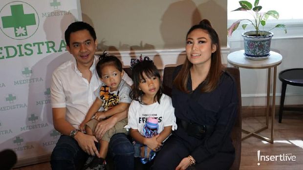 Ayu Dewi dan keluarga