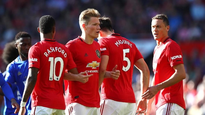 MANCHESTER, ENGLAND - SEPTEMBER 14: Manchester United players form a defensive wall during the Premier League match between Manchester United and Leicester City at Old Trafford on September 14, 2019 in Manchester, United Kingdom. (Photo by Mark Thompson/Getty Images)