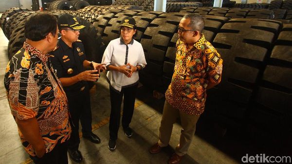 Gaya Sri Mulyani Blusukan Cek Tekstil Impor