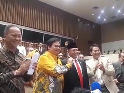 Melihat Kembali Keakraban Bamsoet-Airlangga Usai Pelantikan Ketua MPR