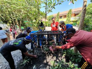 Pemkot Kerangkeng Tanaman Mirip Bunga Bangkai di SD Bekasi Pemkot Kerangkeng Tanaman Mirip Bunga Bangkai di SD Bekasi