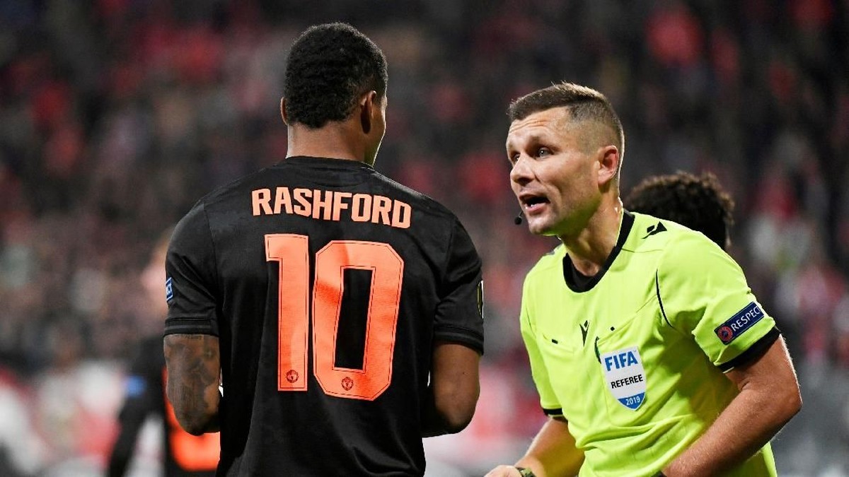 Wasit tak memberikan Man United penalti saat Marcus Rashford dijatuhkan (REUTERS/Piroschka Van De Wouw)