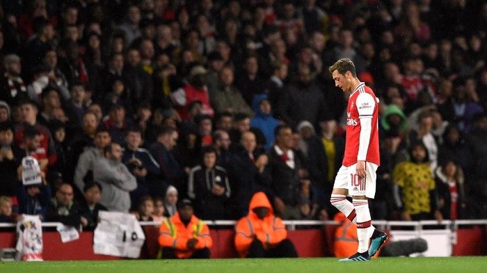 Soccer Football - Carabao Cup - Third Round - Arsenal v Nottingham Forest - Emirates Stadium, London, Britain - September 24, 2019  Arsenals Mesut Ozil looks dejected as he is substituted               Action Images via Reuters/Tony OBrien  EDITORIAL USE ONLY. No use with unauthorized audio, video, data, fixture lists, club/league logos or 