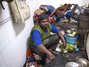 Di India Masak di Lubang WC hingga Makan di Toilet Adalah Hal Biasa